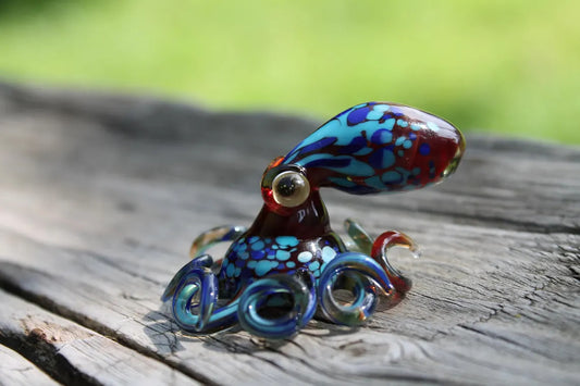Red & Deep Blue Blown Glass Octopus – Lampwork Kraken Figurine – Ocean Octopus Sculpture – Miniature Sea Animal – Nautical Glass Decor