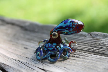 Red & Deep Blue Blown Glass Octopus – Lampwork Kraken Figurine – Ocean Octopus Sculpture – Miniature Sea Animal – Nautical Glass Decor