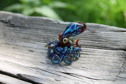 Red & Deep Blue Blown Glass Octopus – Lampwork Kraken Figurine – Ocean Octopus Sculpture – Miniature Sea Animal – Nautical Glass Decor