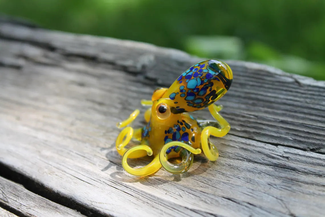 Blue & Yellow Blown Glass Octopus – Lampwork Kraken Figurine – Ocean Miniature – Sea Animal Sculpture – Nautical Decor Gift Idea