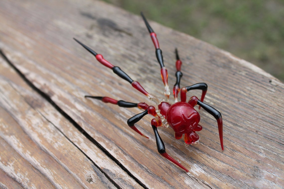 Red Skull Spider Figurine In Glass – Lampwork Horror Collectible