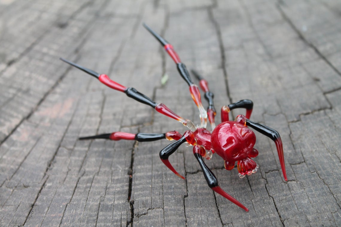 Red Skull Spider Figurine In Glass – Lampwork Horror Collectible