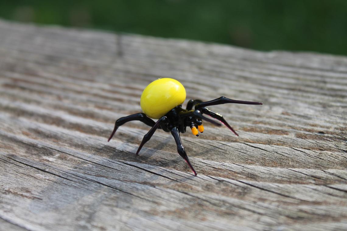 Mini Yellow Glass Spider – Handcrafted Murano Figurine