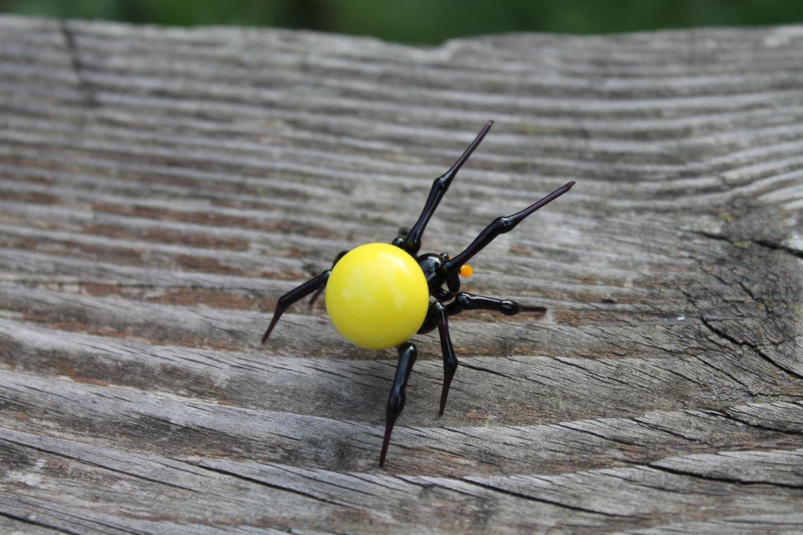 Mini Yellow Glass Spider – Handcrafted Murano Figurine