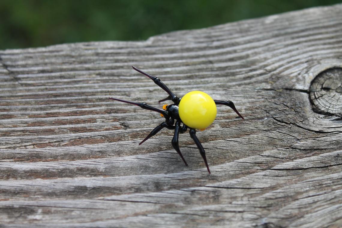 Mini Yellow Glass Spider – Handcrafted Murano Figurine