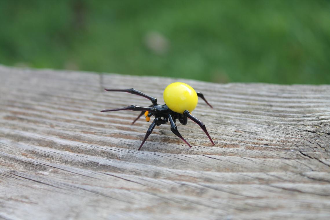 Mini Yellow Glass Spider – Handcrafted Murano Figurine