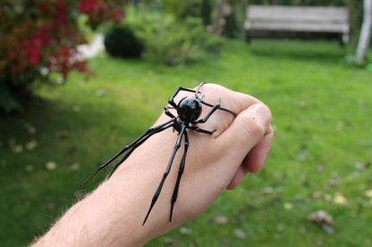 Minimalist Clear Spider Necklace – Transparent Glass Pendant Art