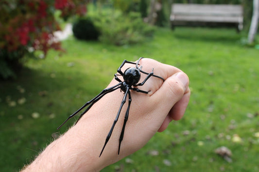 Minimalist Clear Spider Necklace – Transparent Glass Pendant Art