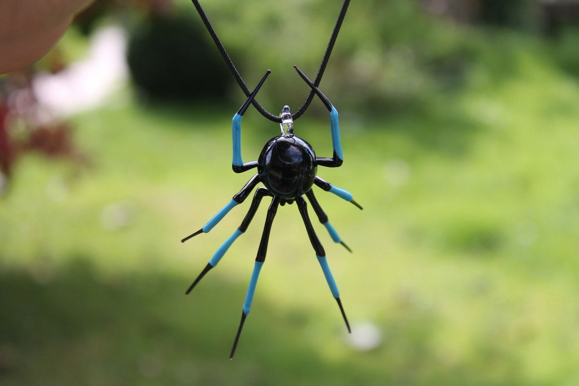 Minimalist Clear Spider Necklace – Transparent Glass Pendant Art