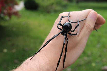Minimalist Clear Spider Necklace – Transparent Glass Pendant Art