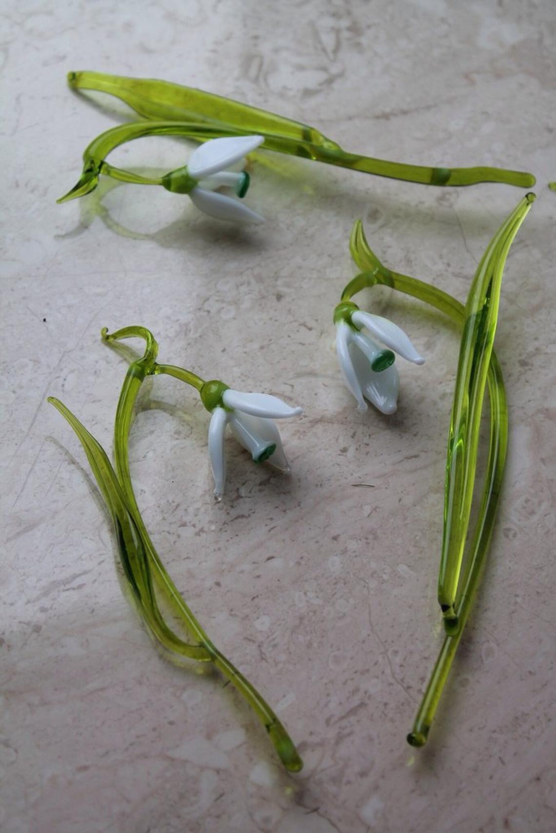 White Snowdrop Flower Figurine – Delicate Murano Glass Blossom